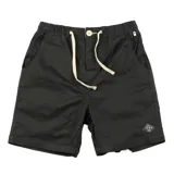 Bermuda de algodón color negro, con cintura elástica y cordón de ajuste color crema. Presenta bolsillos laterales y un pequeño parche con texto en la parte inferior derecha.