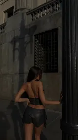 Conjunto negro de top con encaje y short de cuero sintético con cordones laterales.