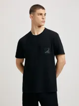 Camiseta beige de corte regular con bolsillo en el pecho y bordado con texto en azul.
