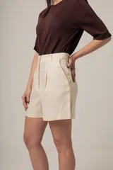 Short negro de tiro alto con pliegues y textura, de corte holgado.