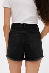 Short blanco de jean de tiro alto con ruedo desflecado.