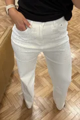 Pantalón de jean blanco con corte recto y apliques de strass plateados.