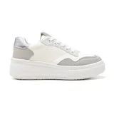 Championes blancos con detalles en gris y plateado, con plataforma blanca y cordones blancos.