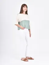 Remera manga corta con diseño color block, parte superior color beige y parte inferior color negro.