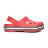 Clog rojo de diseño vintage, construido con material Croslite, servicio de ajuste en el talón y puertos de ventilación.