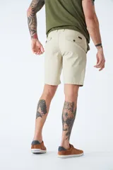 Bermuda de gabardina azul marino con logo bordado, bolsillos laterales y traseros, cierre con cremallera y botón, y presillas para cinturón.