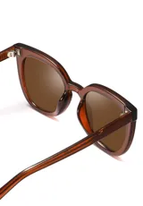 Lentes de sol con montura color marrón y lentes degradadas. Fabricados con materiales reciclados.