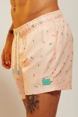 Short de baño blanco con estampado de hojas en tonos celeste y naranja, con cordón ajustable en la cintura.