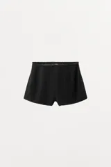 Shorts negro de viscosa con cintura elástica y puntilla en el ruedo.