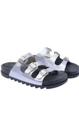 Sandalias plateadas con tres tiras horizontales con hebillas metálicas ajustables y suela negra con diseño dentado.