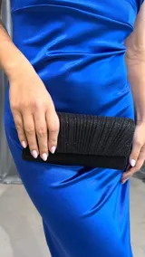 Cartera de mano tipo sobre, color negro con textura plisada y detalles de glitter.