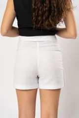Short falda negro con corte cruzado.