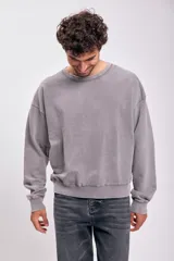 Buzo deportivo gris con efecto lavado.