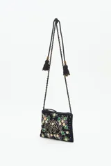 Cartera de mano negra con bordado de flores multicolores y lentejuelas.