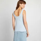 Camiseta sin mangas celeste con cuello redondo.