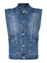 Chaleco de jean azul con cuello camisero, cierre frontal abotonado, bolsillos de parche en el pecho y diseño sin mangas.