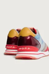 Zapatillas Hoff modelo Peony, con base blanca y detalles en azul, beige, amarillo, rojo y borgoña.