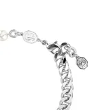 Pulsera plateada con una mitad de cadena de eslabones gruesos y la otra mitad de perlas blancas. El cierre es un mosquetón adornado con cristales transparentes.
