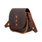 Cartera bandolera marrón de cuero natural con solapa y cierre con broche imantado.
