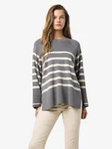 Sweater gris con rayas horizontales color crema, de corte holgado, cuello redondo y mangas largas.