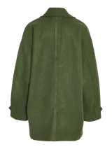 Saco verde militar de paño con cuello de solapa, cierre frontal con doble botón, bolsillos laterales y corte oversize.