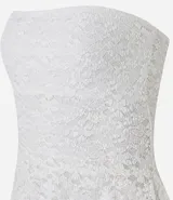 Blusa sin breteles de encaje blanco con escote recto y bajo con puntas diferenciadas.