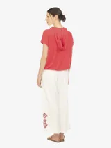 Remera de manga corta roja con capucha incorporada, corte recto y textura liviana.
