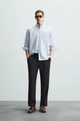 Pantalón azul marino de corte recto, con cintura elástica ajustable con cordón, bolsillos laterales y traseros.