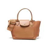 Cartera de mano y hombro color habano, con cuerpo de tela tejida y detalles en cuero sintético liso. Presenta un bolsillo frontal con solapa y broche dorado, asas cortas y correa larga regulable y desmontable. El logo 'XL' está aplicado en el centro del bolsillo frontal.