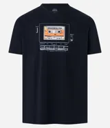 Remera negra de algodón con estampa frontal de una cinta cassette con la leyenda "Best Hits 1984".