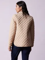 Campera capitoneada negra marca Weatherproof, con cuello con solapa, abertura central con botones metálicos, bolsillos delanteros y forro interno a tono.
