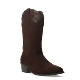 Bota de caña media estilo cowboy color marrón oscuro, confeccionada en material tipo gamuza. Presenta bordados decorativos en la caña y un detalle de textura de piel de serpiente en la parte superior. Posee un taco ancho y bajo.