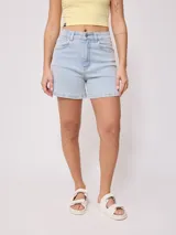 Short de jean celeste, corte regular, con bolsillos delanteros y traseros. Confeccionado en 98% algodón y 2% elastano.