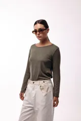 Jean wide leg color natural, de tiro medio con bolsillos delanteros amplios y silueta fluida.