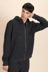 Campera deportiva gris oscuro melange con capucha y cierre frontal.
