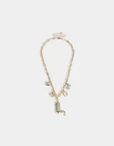 Collar corto con cadena de eslabones dorados y multidijes plateados y dorados con forma de corazón, trébol, herradura, caballo, bota de cowboy y estrella.