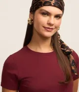 Remera básica de media malla color blanco, con cuello redondo y mangas cortas.