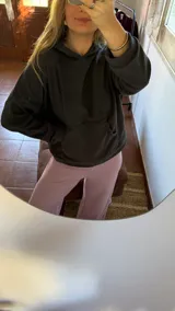 Conjunto térmico de remera manga larga y pantalón largo a rayas verticales color bordó.