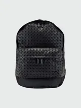 Mochila negra con diseño geométrico en relieve.