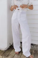 Pantalón blanco de lino, corte recto y bolsillos delanteros y traseros.