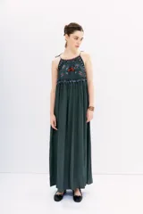 Vestido largo verde oscuro de viscosa con breteles finos y bordados florales en el frente y la espalda.