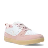 Zapatillas deportivas bajas de cuero sintético color blanco y rosa pastel, con cordones rosas y suela color caramelo.