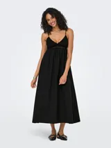 Vestido largo negro con tirantes finos ajustables y detalle de encaje en el busto.