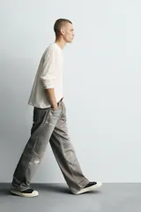 Pantalón de jean gris con corte holgado y efecto lavado en toda la prenda.