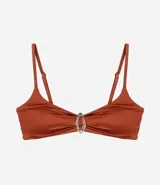 Top de bikini color ladrillo, de microfibra brillante, con breteles finos y adorno metálico en el centro del busto.