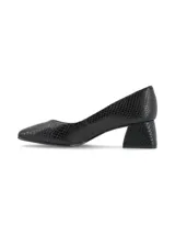Zapato de cuero negro con estampado reptil, punta cuadrada y tacón intermedio forrado.