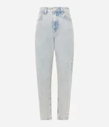 Pantalón de jean celeste, modelo mom, con lavado dirty, cintura con trabillas, cierre por botón y cremallera y bolsillos.