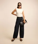 Blusa sin mangas color blanco, con cuello redondo y espalda abierta con escote en U.