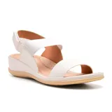 Sandalias bajas color blanco con dos tiras elásticas anchas y ajuste con velcro en el tobillo.