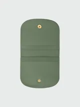 Tarjetero azul marino de cuero con logo de la marca grabado y botón dorado.